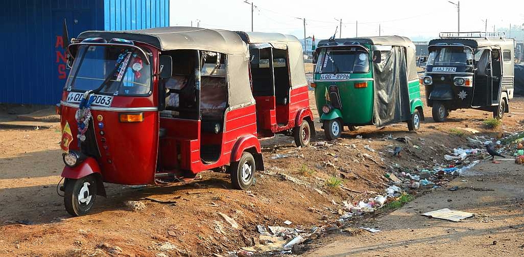 J19_9024 tuk-tuks.JPG